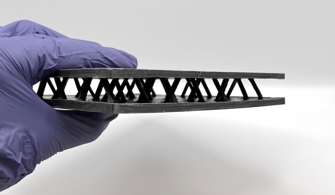 Hybrid manufacturing of lightweight composite sandwich structures
